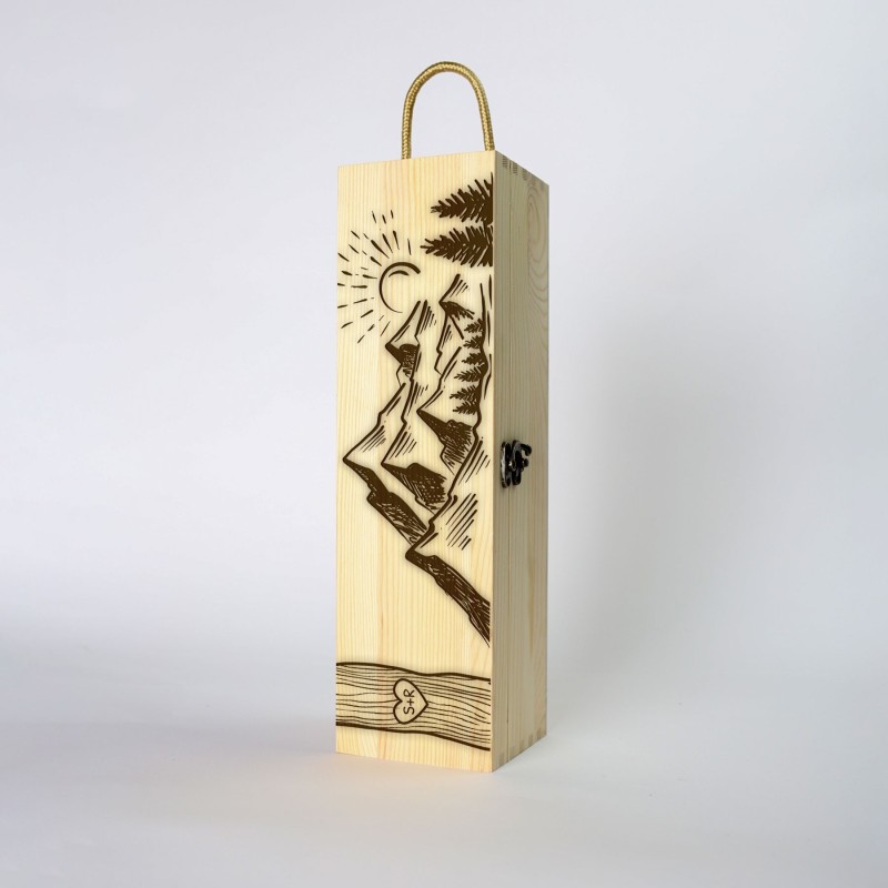Cutie de vin personalizata "Calatori montani" cu inimioara si initiale